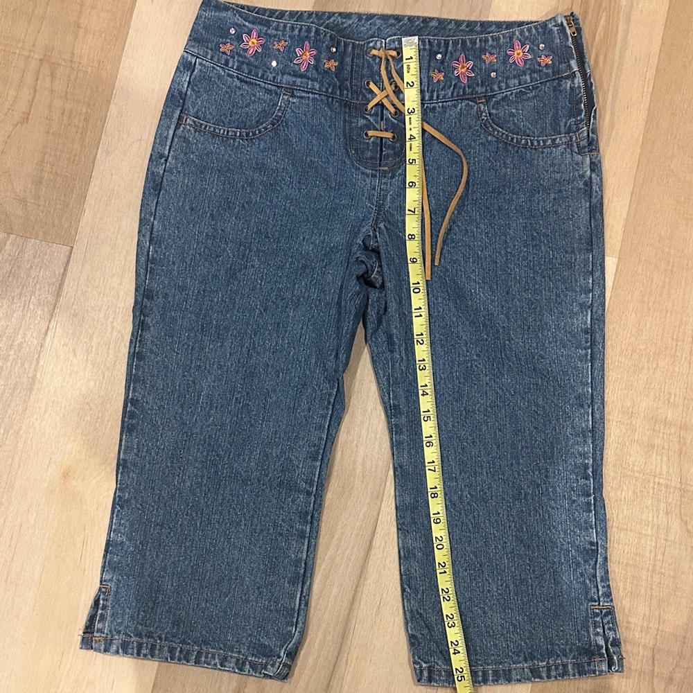 Embroidered Y2K Low Rise Capri - Picture 7 of 7